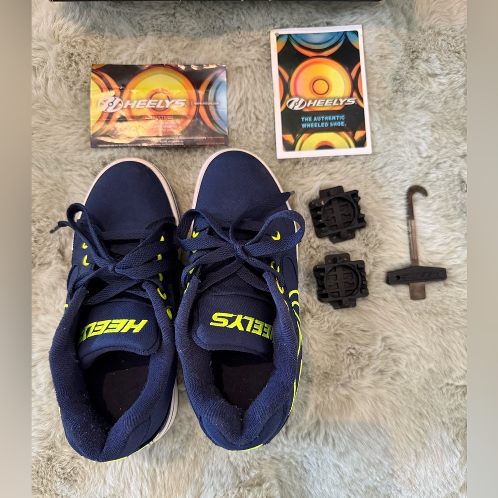 Heelys Kids Shoes size 2 USA youth 2- Navy/Neon Yellow all parts included in box